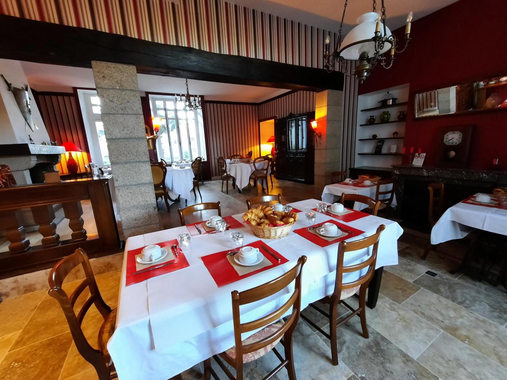 Hotel De La Barbacane Tiffauges Eksteriør bilde